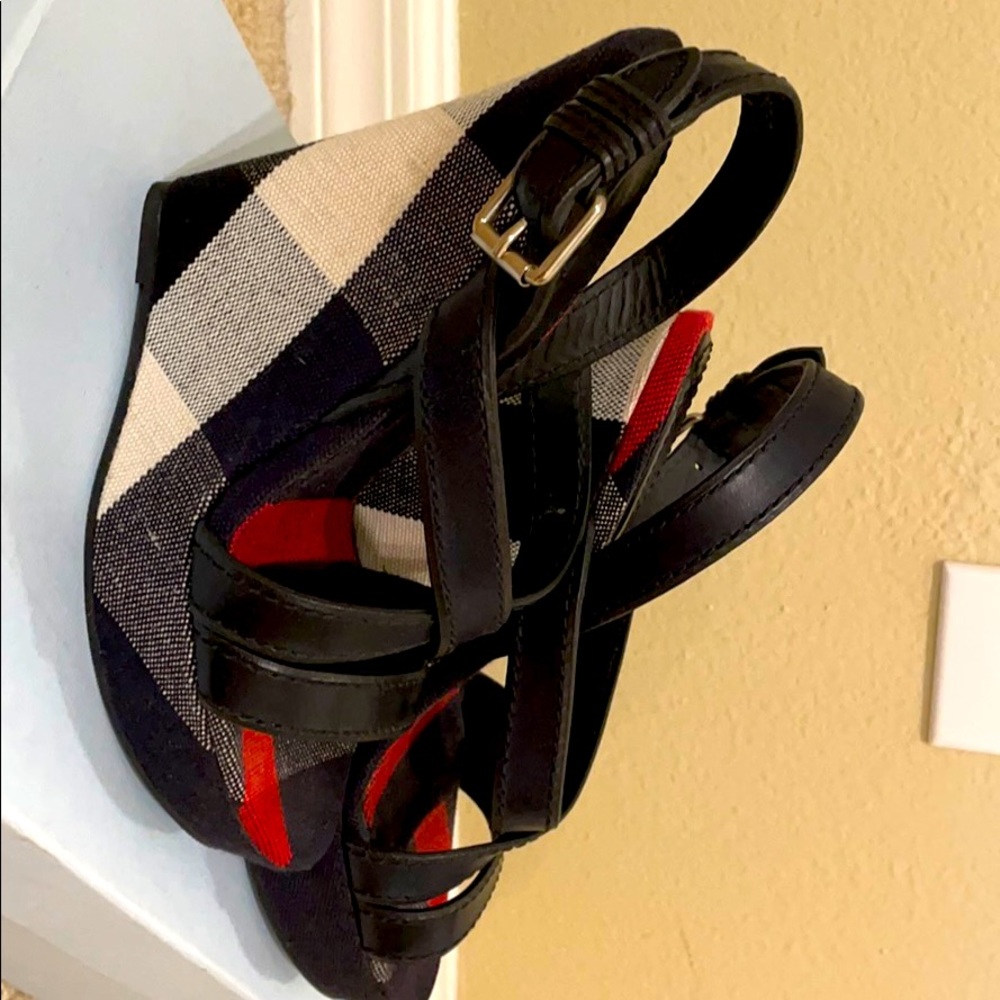 Navy blue Burberry sanda